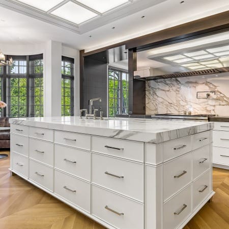 Plenty of Drawer Storage